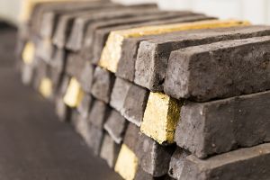 Graubraune Torfbarren, dazwischen golden gefärbte, die aussehen wie Goldbarren.