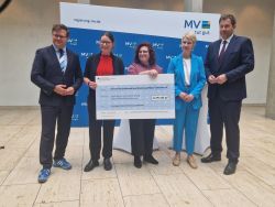 Übergabe der Fördermittel für das Moorzentrum: Bundesumweltminister Carsten Schneider, Susanne Abel (GMC), Rektorin Prof. Dr. Katharina Riedel, Ministerpräsidentin Manuela Schwesig, Bundesfinanzminister Lars Klingbeil