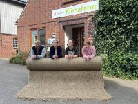 Team with a soil protection mats made from paludiculture biomass of the Climate Farm project (Foto: Stiftung Naturschutz)