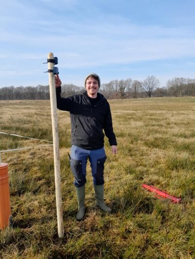 Alexander Drexler hat Aufnahmegeräte im Feld angebracht (Foto: Susanne Arbeiter).